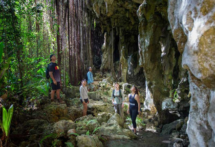 Iles Cook - Atiu - Aventure dans la grotte aux oiseaux Kopeka © Cook Islands Tourism, Dylan Harrison