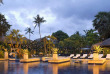 Indonésie - Bali - Sanur - Mercure Resort Sanur - Piscine en soirée © Philippe Wang
