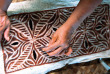 Samoa - Savai'i - Création du Tapa © Samoa Tourism, David Kirkland