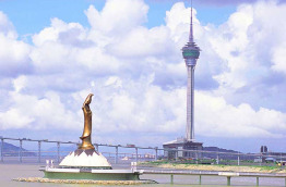 Hong Kong – Macao – Sky Tower et Statue de Kun Lam © MGTO