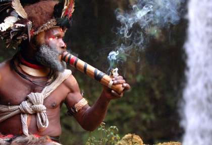 Huli au bord d’une cascade - Highlands © TNT