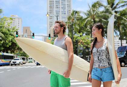 Surfers dans les rues de Honolulu