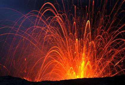 Le volcan Yasur à Tanna de Nuit