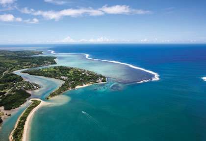 Plage de la cote de corail à Viti Levu à Fidji