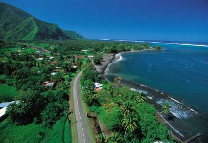 Route de bord de mer à Tahiti