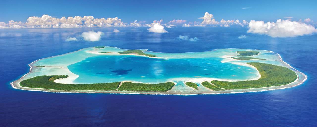 Une vue aérienne de l'atoll de Panasi et de ses motus.