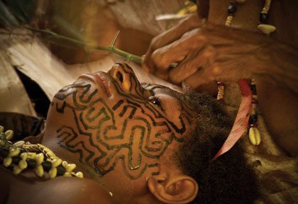 Tatouage faciale en Papouasie
