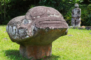 Polynésie Française - Îles Marquises - Hiva Oa - Les Tikis Géants de l'île de Puamau © Tahiti Tourisme, Grégoire Lebacon