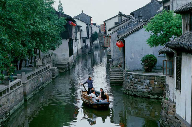 Chine - Balade en barque dans les Venises chinoise © CNTA