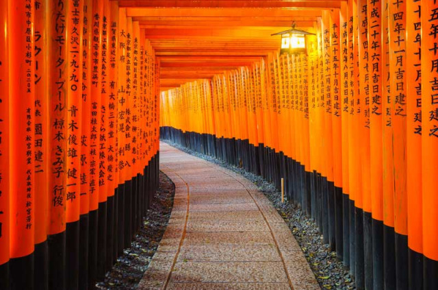 japon - Le temple de Fushimi Inarià Kyoto © Ikuni - Shutterstock