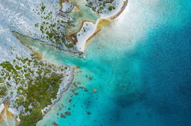 Polynésie française - Fakarava - Randonnée palmée dans le lagon de Fakarava © Tahiti Tourisme, Jim Winter