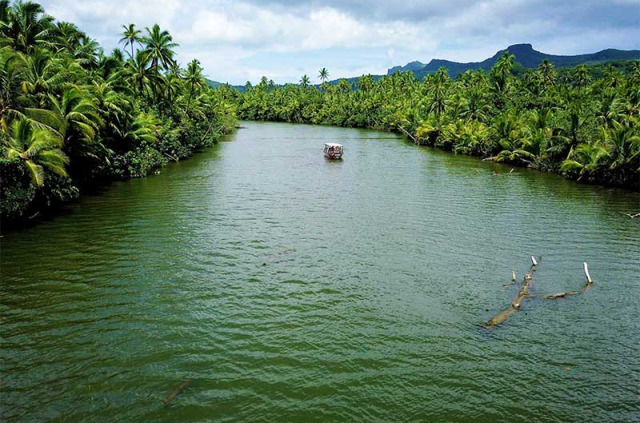 Polynésie française - Raiatea - Rivière, marae et motu de Raiatea