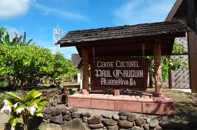 Polynésie Française - Îles Marquises - Hiva Oa - Visite du Village de Atuona, Centre Gauguin et Espace Brel